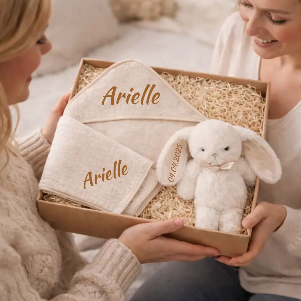 Liebevoll verpacktes Baby Geschenkset in Box mit Kapuzenhandtuch, Mulltuch und Kuschelhase – perfektes Geschenk zur Geburt oder Babyparty