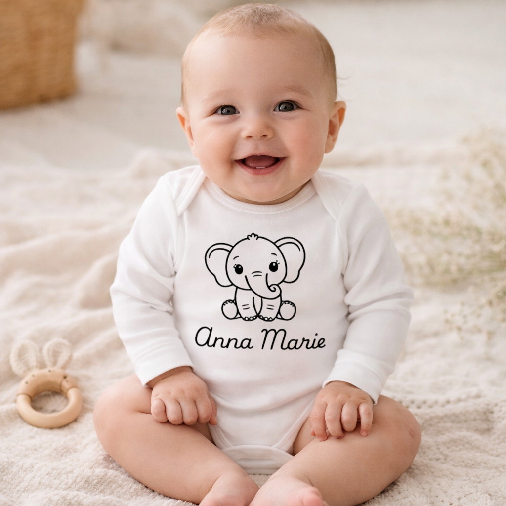 Baby trägt weißen personalisierten Langarmbody mit Elefantenmotiv und Namen Anna Marie – liebevolles Geschenk zur Geburt